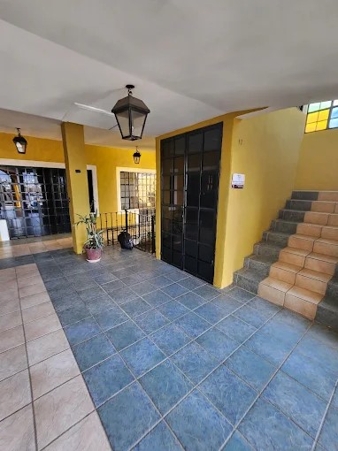 Parqueo accesible con espacio reservado Ley 7600